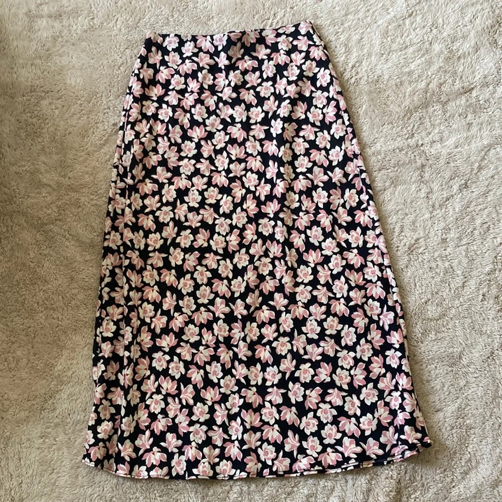 Satin Midi Skirt! Perfect for all seasons - Picture 1 of 2
